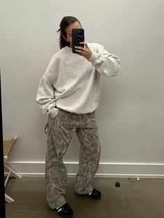 camo pants, tomboy style, baggy cargos, streetwear, camo outfit inspo, adidas sambas outfit Womens Baggy Pants Outfit, Fall Camo Pants Outfit, Baggy Clothes Outfit Fall, Camo Pant Outfits, Light Camo Pants Outfit, Camo Pants Outfit Street Style, Baggy Camo Pants Outfit, Cargo Camo Pants Outfit, Camo Cargo Pants Outfit Street Style