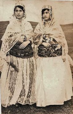 Kurdish Women, Folk Clothing, Indian Textiles, Arab Women, Vintage Portraits, Folk Costume, Vintage Girls, Historical Fashion, Middle Eastern