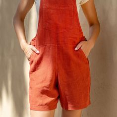 The classic pinafore romper is crafted from 100% organic and breathable Linen, providing ease of movement. It features two side pockets, a front pouch pocket, and two back pockets to keep your essentials close. With adjustable straps for a perfect fit, this short jumpsuit is ideal for any casual occasions. Romper For Women, Combi Short, Style Jumpsuit, Short Romper, Linen Romper, Hot Iron, Lush Garden, Jumpsuit Fashion, Short Jumpsuit