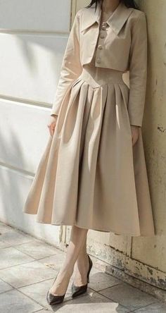 Knee Length Dresses Aesthetic, Academia Dresses Formal, Minimalist Dark Acadamia, Woven Clothes Style, Strong Woman Outfits, Pureblood Fashion, Korean Modest Fashion Outfit, Ootd Korean Style Dress, How To Style A Skirt