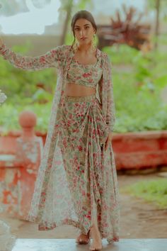 "14 Versatile Crop Tops Outfit Ideas for Day to Night Looks" Shadi Outfits, Cowl Skirt, Shaadi Outfits, Mehendi Wedding, Wedding Dressses, Outfits Indian