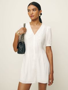 How classic. Shop the Nonie Dress from Reformation, a sleeveless mini-length dress with a v-neckline, big collar, and a button front. Women’s White Dress, Long Sleeve Summer Outfits, White Button Down Shirt Dress, Maladaptive Daydreaming, Time Clothes, Summer Capsule, Big Collar, Collared Dress, Grad Pics