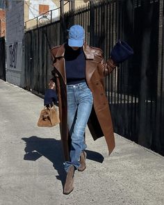 Blue cap Brown leather coat Navy sweater Straight leg jeans Brown suede boots Khaki suede handbag Suede Boots Outfit, Brown Leather Coat, Chic Winter Outfits, Stylish Winter Outfits, Outfit Formulas, Elsa Hosk, Brown Outfit, Coat Outfits