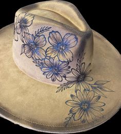 Indulge in artisanal cottagecore charm with our exquisite wide brim fedora hat adorned with hand-burned wildflowers using the unique ancient art of pyrography.   This hat is one-of-a-kind, meticulously crafted with freehanded artistry. Embrace individuality while exuding style.  Please note, for sanitation reasons, this product is non-refundable. Hat Decorating Ideas, Burning Hats, Henna Painting, Burned Hats, Wood Burning Patterns Stencil, Custom Cowboy Hats