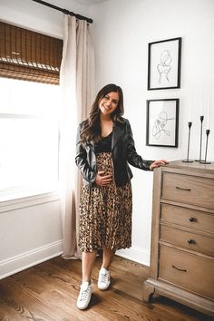 Maternity Leopard Skirt, Curvy Pregnant Outfits, Pregnant Skirt Outfit, Skirt Styling Ideas, Curvy Pregnancy Fashion, Curvy Maternity Fashion, Leopard Dress Outfit, Pregnancy Fits, Leopard Skirt Outfit