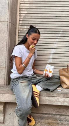 Yellow gazelle, adidas, baggy washed jean, white tea, big silver jewelry Everyday casual outfit Looks Adidas, 00s Mode, Looks Pinterest, Skandinavian Fashion, Looks Party, Devil Wears Prada, Spring Fits, Kaley Cuoco, Trendy Haircuts