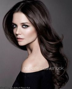 Resultado de imagen para cabello color chocolate oscuro con mechas Layers Bangs, Hair Pale Skin, Hair Dark, Super Hair, Trending Hairstyles, Katie Holmes