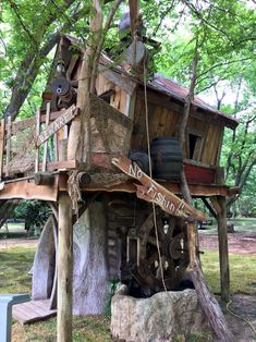 a tree house built into the side of a tree