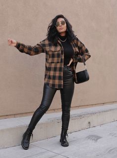 Simple Edgy Outfits Casual, Leggings Casual Outfit, Faux Leather Pants Outfit, Black Leggings Casual, Contrast Outfit, Leggings Outfit Ideas, Leggings Outfits, Black Leggings Outfit, Leather Pants Outfit