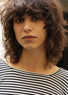 Mica Arganaraz - Model Profile - Photos & latest news 90th Hairstyle, Hairstyles For Naturally Curly Hair, Wavy Bob Haircuts, Dna Model, Textured Haircut, Naturally Curly Hair, Natural Wavy Hair