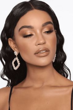 Conheça agora os diferentes tipos de sobrancelhas que estão em alta e escolha o design perfeito para realçar o seu olhar. Dicas e fotos inspiradoras para você arrasar na produção. SAIBA MAIS… Gala Earrings, Ball Makeup, Gold Makeup Looks, Mekap Mata, Natural Glam Makeup, Bridesmaid Hair Makeup, Bridal Makeup Natural, Soft Glam Makeup