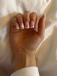 Nails French Halloween, Easy Simple Short Nails, Fall/halloween Nails Square, Ghost French Tip Nails Square, October Nails Square Short, Cute Easy French Tip Nails, White Halloween Nail Ideas, Simple Square Halloween Nails, French Nails With Ghost