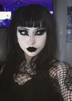 Traditional Goth Makeup 80s, Real Goth Makeup, Goth Makeup Round Face, Classic Goth Makeup, Goth Makeup Drawing, Read Goth Makeup, Easy Trad Goth Makeup, Goth Concert Makeup, Simple Trad Goth Makeup