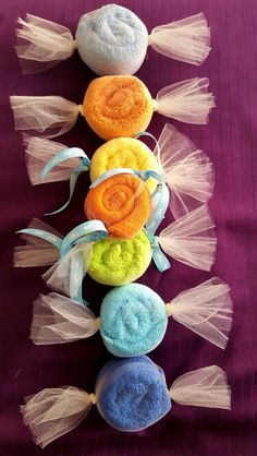 Baby washcloth candy for shower ( 2016) Washcloth Crafts, Wedding Gift Pack, Bench Diy, Wedding Gifts Packaging, Baby Washcloth