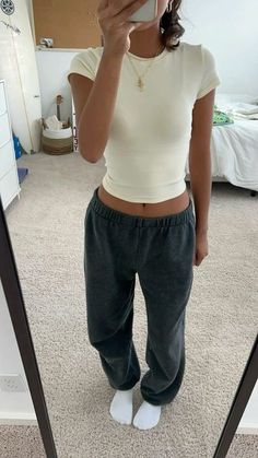 School Fit Check, Fits For School Casual, Relaxed Style Outfits, Hanging Out Outfit, Monday Fits, Basics Outfit Ideas, Fall Fits For School, School Outfits Sweatpants, Cute Tank Top Outfits