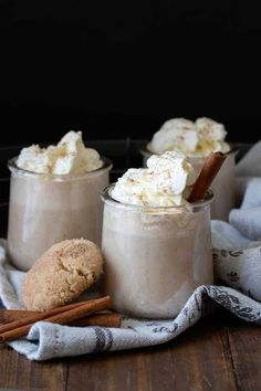 This ultra rich creamy vegan eggnog recipe is done in only 5 minutes! It's easy to make, uses 8 simple ingredients and is perfect for the holidays. Vegan Eggnog Recipe, Wine Slushie Recipe, Dairy Free Egg Nog, Dairy Free Whipped Cream, Vegan Xmas, Vegan Eggnog, Vegan Drinks Recipes, Slushie Recipe, Wine Slushie