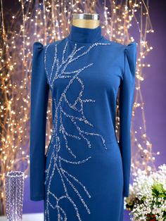 It is a model with appliqué embroidered on the front. It has a hidden zipper in the back. It is made of Mira fabric. Length from the shoulder is 155 cm Long Sleeve Festive Dress For Banquet, Elegant Fitted Dress With Appliques, Fitted Party Dress With Appliques, Elegant Long Sleeve Embellished Embroidered Dress, Elegant Dress With Embroidered Long Sleeves, Formal Long Sleeve Embellished Embroidered Dress, Elegant Long Sleeve Dress With Embroidered Sleeves, Fitted Winter Celebration Dress, Long Sleeve Embellished Embroidered Wedding Dress