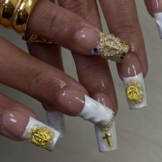 Gold Charms Nails, Catholic Nails Designs, Gemmed Nails, Religious Nails, Virgin Mary Nails, Catholic Nails, Hispanic Nails, Rosary Nails, Mexico Nails