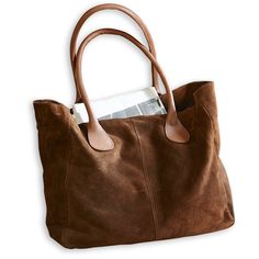 In pelle scamosciata di alta qualità con manici in vacchetta. Design classico ed elegante senza tempo. Con una piccola tasca interna e un bottone magnetico. Una borsa elegante, di alta qualità e resistente che, stagione dopo stagione, non passa mai di moda. Il suo stile naturale e il design intenzionalmente sobrio la rendono perfetta per ogni occasione. In ufficio, per il tempo libero, una passeggiata in città, un incontro con amici in un bar o un giro in campagna nel weekend, questa borsa è la Uni Bag, Luxury Tote Bags, Fall Fits, Fashion Hacks Clothes, Best Bags, Tote Bag Leather, Look Plus, Arm Candy, Womens Tote