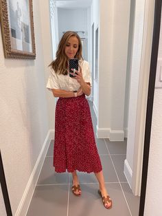 Stylish Teacher Outfits, Student Teaching Outfits, Casual Teacher Outfit, Midi Dress With Sneakers, Young Teacher Outfits, Art Teacher Outfits, Teacher Outfits Elementary, Cute Teacher Outfits, Teacher Aesthetic