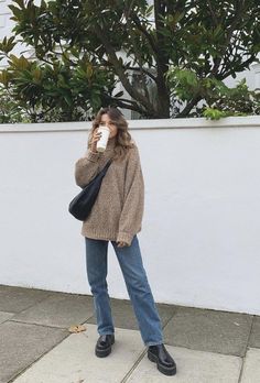 Doc Martens Winter Outfit, Chloe Hayward, Jumper Outfits, Vinter Mode Outfits, 00s Mode, Look Legging, Skandinavian Fashion, Autumn Fits, Populaire Outfits