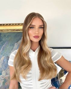 Rosie Huntington Whiteley Makeup Wedding, Rose Huntington Whiteley, Rosie Huntington Whiteley Makeup, Rosie Huntington Whiteley Hair, Natural Blonde Balayage, Rose Huntington, Rosie Huntington Whiteley Style, Rosie Hw, Warm Blonde