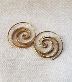 Bohemian small spiral brass hoops earrings with tribal design.Boho minimal earrings dainty very easy to wear all day long.Tribal ethnic earrings ideas for gift for wife.Ethnic jewelry. SIZE: 25 mm x 25 mm. YOU CAN FIND SOME SIMILAR MODELS IN: https://www.etsy.com/es/listing/287910751/pendientes-boho-argolla-tribal-pendiente?ref=shop_home_active_9&frs=1 https://www.etsy.com/es/listing/628779757/pendientes-boho-pendientes-plata?ref=shop_home_active_3 https://www.etsy.com/es/listing/287907989/p Elegant Spiral Jewelry For Gifts, Elegant Pierced Jewelry For Summer, Adjustable Nickel-free Yellow Gold Jewelry, Bohemian Dangle Brass Jewelry, Bohemian Gold Plated Silver Jewelry, Bohemian Brass Dangle Jewelry, Gold Sterling Silver Jewelry For Summer, Dainty Single Cartilage Earring In Metal, Elegant Summer Jewelry