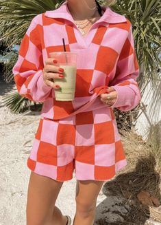 Cute Outfit Inspo Summer, Sweatpants Cute, Bright Outfit, Bright Colored Outfits, Preppy Fashion, Sweat Sets, Preppy Summer Outfits, Outfit Inspo Summer, Cooler Look