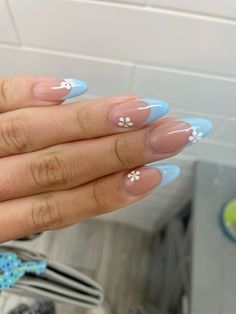 Light Blue Acrylics With Design, Cute Light Blue Acrylic Nails, Light Blue Acrylic French Tips, Light Blue Nail With Flower, Cute Acrylic Nails Blue French Tips, Blue With White French Tip Nails, Summer Nails Blue Tips, Nail Ideas Blue Flowers, Blue French Tip Nails With Flower Design