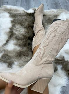 Cowgirl Boots Outfit, Botas Western, Looks Country, Nashville Outfits, Date Nights, Cowboy Boot, Crazy Shoes, Leather Shorts, Country Outfits