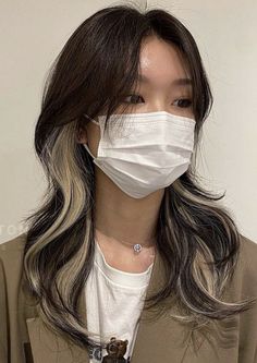 Asian Blonde Peekaboo, Bottom Layer Highlights, Hair Dye Inspo Asian, Wolfcut Hair Long Asian, Dyed Hair On Asians, Kpop Inspired Hair Color, Peekaboo Blonde With Bangs, Two Dyed Strands Of Hair, Oreo Dyed Hair