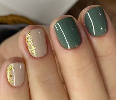 Nail Design With Accent Nail, Green Nails Gelish, Fall Nail Shellac Colors, Nail Color For Bridesmaid, Shellac Green Nails, Green Nail With Design, Emerald Dip Nails, Easy Grow Out Nail Designs, Green And Gold Nail Designs Short