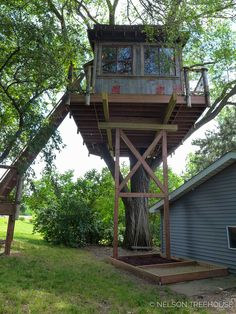 a tree house built into the side of a tree