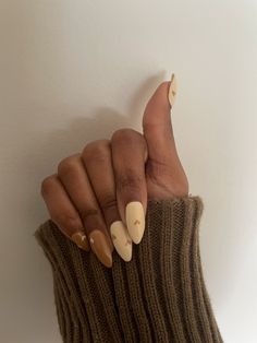 Peach And Brown Nails, Brown Hands Nails, Fall Nail Inspo 2024 Almond, Light Brown Almond Nails, Almond Nails Beige, Brown Valentines Nails, Cream And Brown Nails, Light Brown Nails Design, Brown Beige Nails