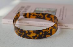 🐢 Classic Tortoiseshell Acetate Headband 🐢 Meet your new go-to headband! This classic tortoiseshell beauty isn't just stylish--it's practical too, with teeth to keep it snug and secure all day long. Whether you're keeping it casual or adding a touch of retro glam to your look, this headband is perfect for effortless, everyday wear. Slide it on and go--your hair's new BFF! 🙌✨ Fun and stylish, with a focus on everyday ease! ✿ DETAILS ✿ ○ Includes: 1 Headband ○ Minimalist design perfect for ever Tortoiseshell Hair, Leopard Print Headband, Silver Hair Clip, Tortoise Hair, Tortoise Shell Hair, Gold Hair Pin, Gold Hair Clips, Vintage Hair Clips, Gold Hair Accessories