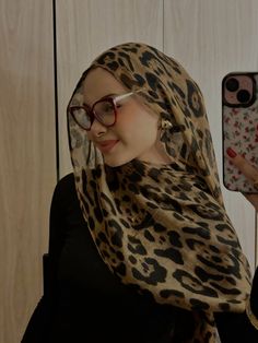 #leopard #hijab Simple Hijabi Outfits, Scarf Hijab, Selfie Ideas Hijab, Hijab With Glasses, Leopard Hijab Outfit, Pashmina Hijab, Printed Hijab, Cheetah Print Hijab, Leopard Outfit Aesthetic