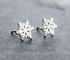 925 silver-coloured ear studs "Snowflakes" ≫ Dimensions: 1.1 cm diameter ≫ Material: 925 sterling silver plated. Smooth surface. ≫ Color: Silver ≫ Accessories: Incl. 1 pair of metal stoppers + 1 pair of silicone stoppers for a perfect hold on the ears. ≫ 1 pair each. **Gift box available for an additional charge as an additional option "gift wrapping" ≫ Arrives neatly and safely packaged to your home. If you wish, you can also add gift wrapping (for an additional charge) and add a message of you Sterling Silver Jewelry For Winter Gifts, Silver Jewelry As Winter Gift, Silver Jewelry For Winter Gift, Sterling Silver Snowflake Earrings, Silver Snowflake Earrings For Gift, Silver Snowflake Earrings For Anniversary, Silver Snowflake Earrings For Pierced Ears, Silver Snowflake Sterling Silver Jewelry, Silver Sterling Snowflake Jewelry