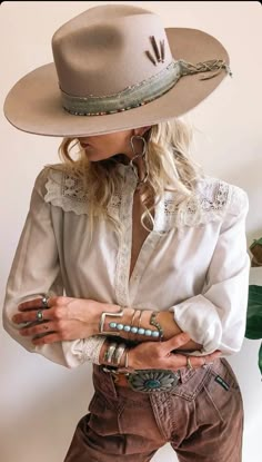 Boho Winter Outfit, Western Diy, Western Chic Fashion, Western Womens Fashion, Hat Burning, Diy Hats, Boho Winter, Country Style Outfits