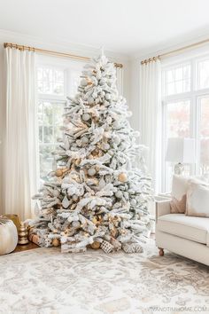 Flocked Christmas tree in modern living room Small Christmas Decor, Different Christmas Trees, Pretty Christmas Decorations, Faux Christmas, Tree Inspiration, Christmas Is Over, Christmas Tours, Christmas Tree Inspiration