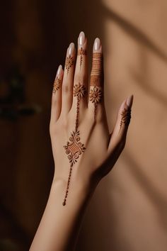 Mehdi design Simple Mehndi Designs Aesthetic Back Hand, Mehandi On Fingers, Chain Mehendi Designs, Beautiful Finger Mehndi Design, Simple Mehendi Back Hands, Mehendi Simple Aesthetic, Minimal Design Mehendi, Simple Right Hand Mehndi Designs, Minimal Diwali Mehendi