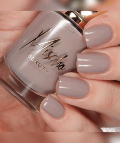 Fall Nails Color Trends, Fall Nails Natural Look, Shellac Fall Colors, Newest Nail Colors, Fall Nail Polish Colors Autumn, Nails Color Trends Right Now, Gel Nail Colors Fall 2022, Early Fall Pedicure Colors, Mail Dip Colors For Fall