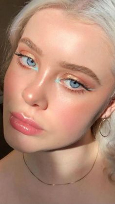 Fun Makeup Blue Eyes, Makeup Looks Bright Colors, Make Up Yeux Bleus, Inner Corner Pop Of Color, Summer Eyeshadow Looks, Red Eyeshadow Look, Festival Eye Makeup, July Makeup, Color Eyeliner