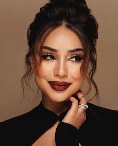 Red Lipstick Looks, Makijaż Smokey Eye, Braut Make-up, Elegant Makeup, Dress Makeup, Makeup For Brown Eyes, Girls Makeup, Hairstyles With Bangs