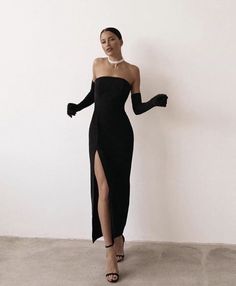 Prom Dress With Gloves, Dresses Long Formal, Gowns Black, Dress With Gloves, Black Formal Dress, Gorgeous Prom Dresses, Long Formal Gowns, Elegant Clothes, Happy Bday