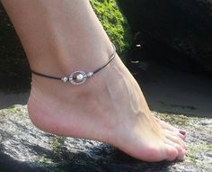 Leather Anklets, Handmade Anklets, Anklets For Women, Foot Tattoos For Women, Anklet Designs, Bracelet Summer, Anklets Boho, Beach Anklets, Women Anklets