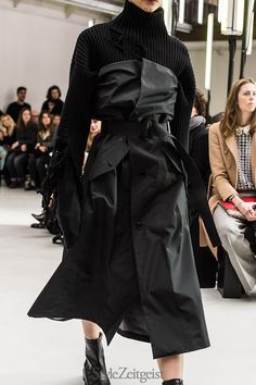 Yang Li F/W16 - Paris Fitted Fashion, Clothes Art, Boho Dresses, Milan Fashion Weeks, Thrift Fashion, Dresses Elegant, Fall Winter 2016, Fashion Fall, Yohji Yamamoto