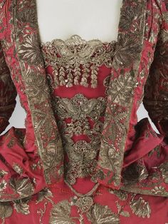 1740-1745, England Mantua by Magdalene Giles, embroidered by Madame Leconte Silk, linen, silk thread, linen thread, 14 types of silver thread, silver strip, silver frisé, silver spangles; hand-woven, hand-embroidered, hand-sewn V&A Museum Fancy Dress Ball, Tea Gown, Court Dresses, Silk Linen, Historical Clothing