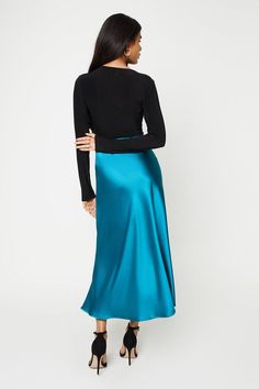 The teal Midi Skirt is a stylish and versatile choice for any occasion. This bias-cut skirt drapes beautifully and adds a touch of elegance to any outfit. Its vibrant teal colour adds a pop of colour to your look, while the midi length gives it a sophisticated and trendy appeal. Whether you're going for a casual daywear look or dressing up for a special occasion, this teal midi skirt is a must-have addition to your wardrobe. Teal Midi Skirt, Skirt Draping, Bias Cut Skirt, Glam Dresses, Teal Colors, Fashion Face, Dorothy Perkins, Midi Length, Midi Skirt