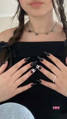 i love this shade🖤 Black Bow Tie Nails, Black Bow Nail Design, Black Nails Charms, White With Black Nails, Black Long Nails Designs, Acrylic Nails Ideas Black