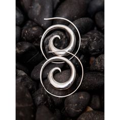 These Earrings are from our tribal silver collection hand made by the hill tribe in the golden triangle. Hand made spiral hoops out of sterling silver. Comfortable to wear and looks beautiful on the ears! Sold as a pair. Material: Silver Dimension: 25mm in Diameter. This design available also in gold plating: https://www.etsy.com/uk/listing/748574300/gauge-earrings-spiral-earrings-ethnic?ref=shop_home_active_113&pro=1&frs=1 Silver jewellery can be clean with a phosphate-free detergent or Fake Gauge Earrings, Bali Earrings, Packing Jewelry, Spiral Earrings, Ethnic Earrings, Gauged Earrings, Bohemian Earrings, Pearl Charms, Moon Pendant